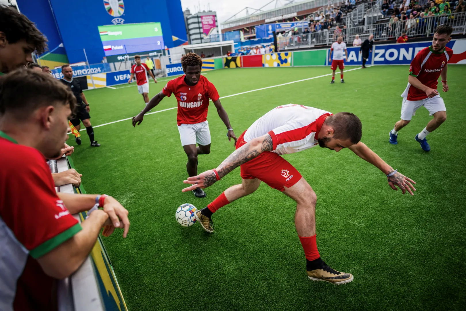 A magyar csapat játékosa, a 26 éves Emmanuel Boleji Ojewuyi küzd a labdáért a Lengyelország elleni vívott meccsen a Hajléktalanok Euro 2024 hamburgi bajnokságán június 17-én – Mónus Márton / Reuters 