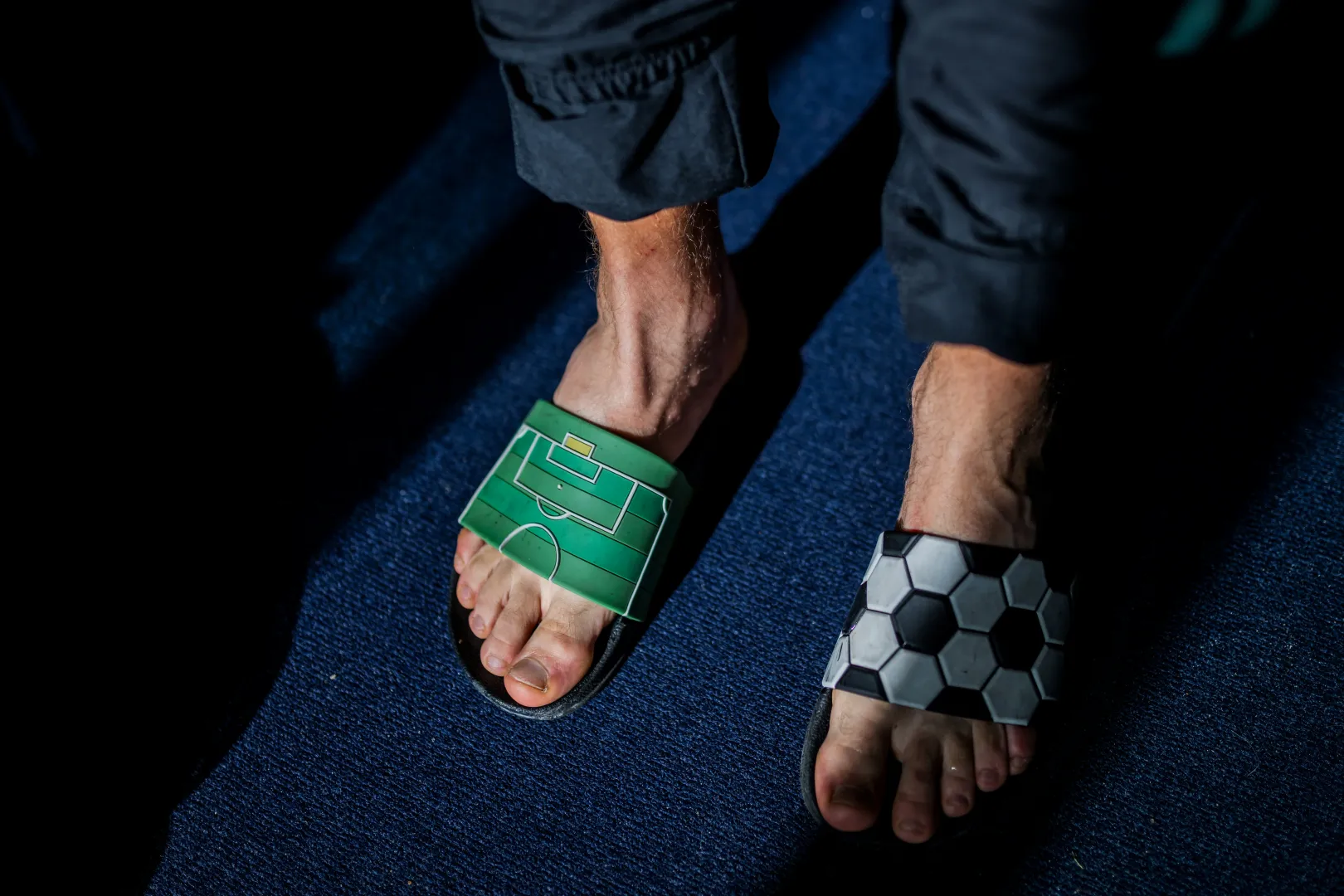 Frigys Hegy, de 33 años, lleva zapatillas con forma de balón de fútbol en la residencia del equipo húngaro en Hamburgo durante el Campeonato Europeo de Fútbol para Personas sin Hogar de 2024 el 18 de junio - Fotografía: Marton Marton/Reuters