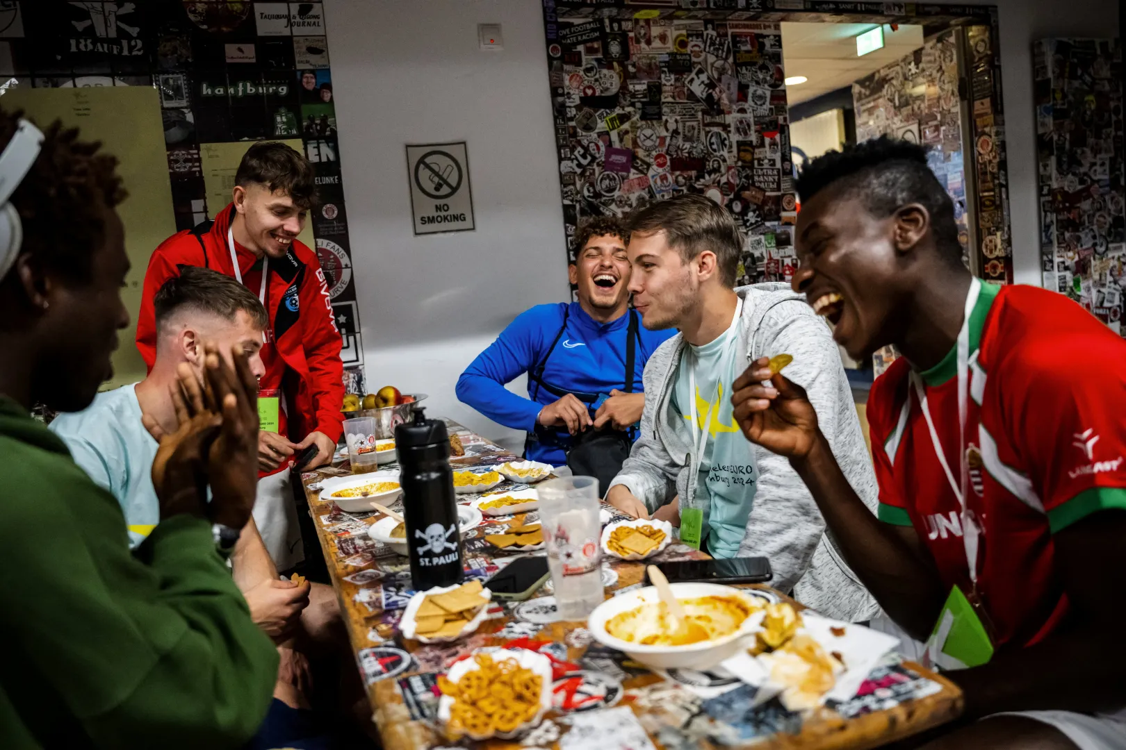 Los miembros del equipo húngaro almorzan el 17 de junio en Hamburgo - Fotografía: Monos Marton/Reuters