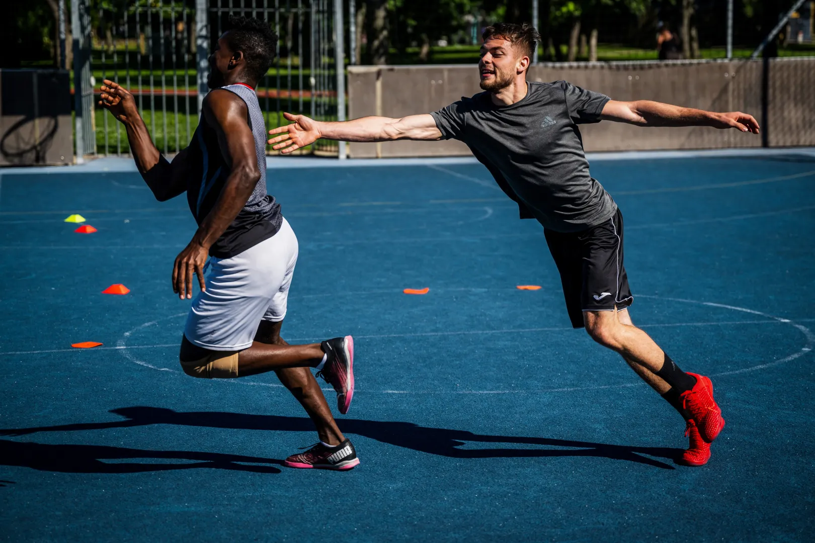 Fitzgerald Vontah Koe, de 29 años, y Patrick Palady, de 22, durante un entrenamiento en Budapest el 14 de junio de 2024. - Fotografía: Marton Munos/Reuters