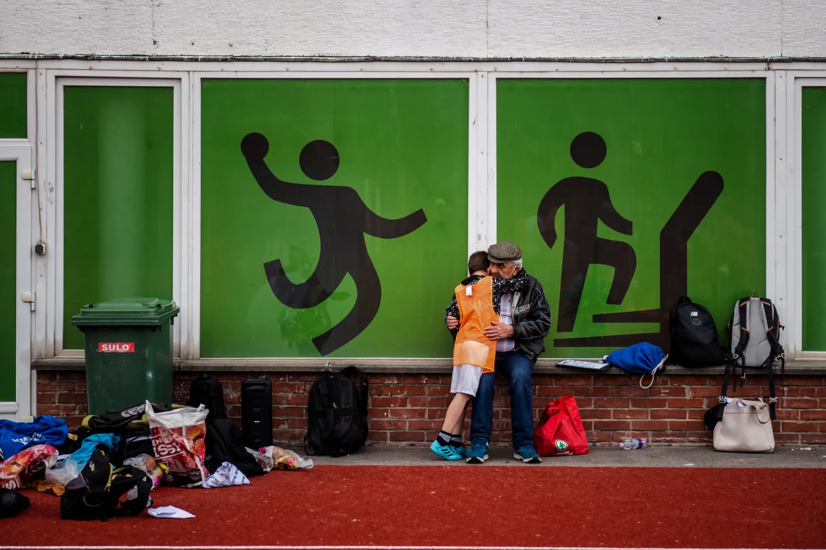 Un joven miembro del equipo abraza a su abuelo durante el entrenamiento de fútbol de la Asociación Deportiva Ultalum en Budapest, el 22 de mayo de 2021 - Fotografía: Marton Munos/Reuters