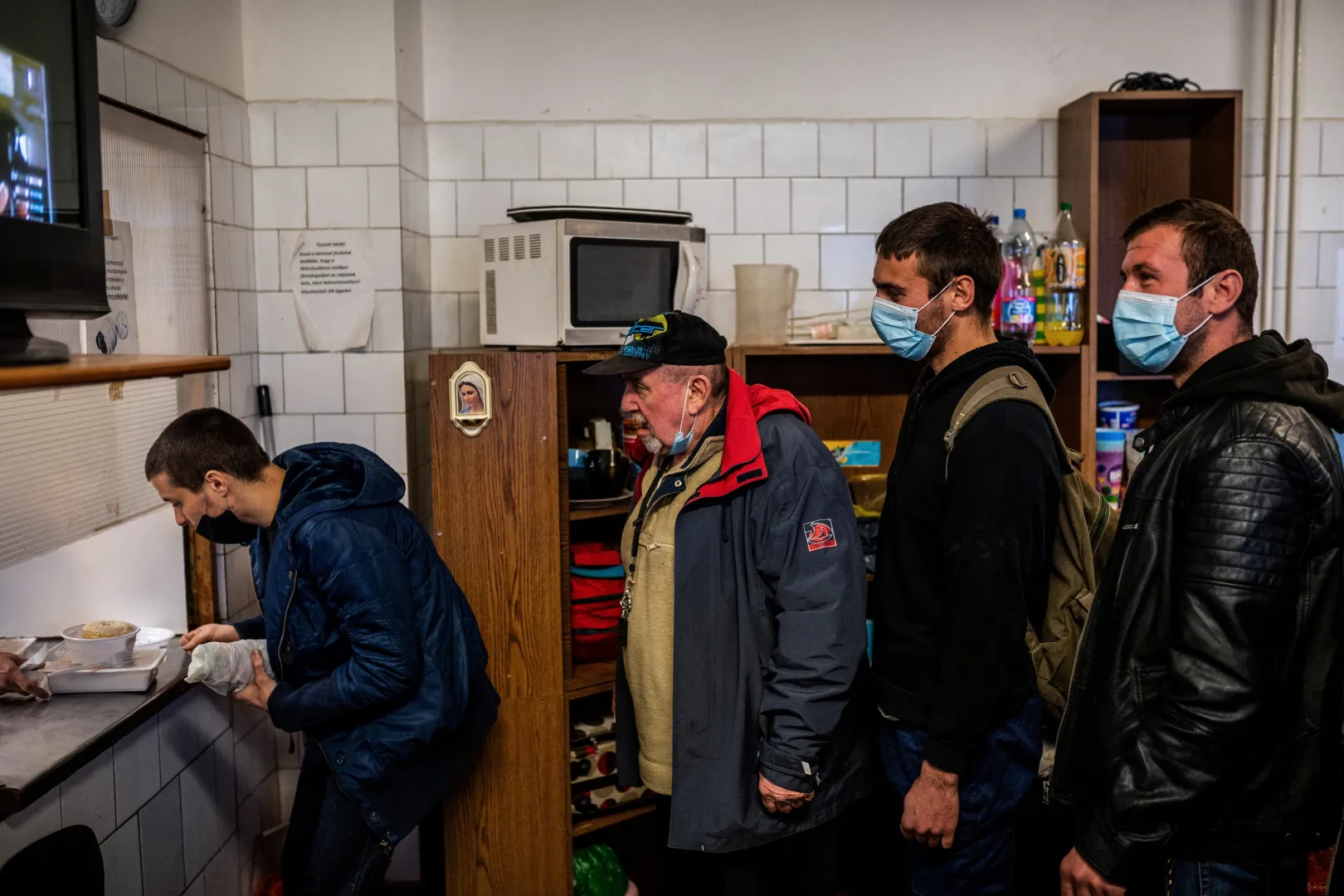 David Simonics, de 26 años, espera para cenar en el refugio para personas sin hogar de la calle Danko en Budapest el 17 de noviembre de 2021. La mayoría de los niños y jóvenes que entrenan en la Asociación Deportiva Ultalum viven en la pobreza extrema - Fotografía: Marton Monos/ Reuters