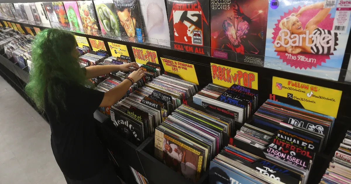 Egy év alatt harmadával csökkentek a vinyl-eladások