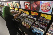 Egy év alatt harmadával csökkentek a vinyl-eladások