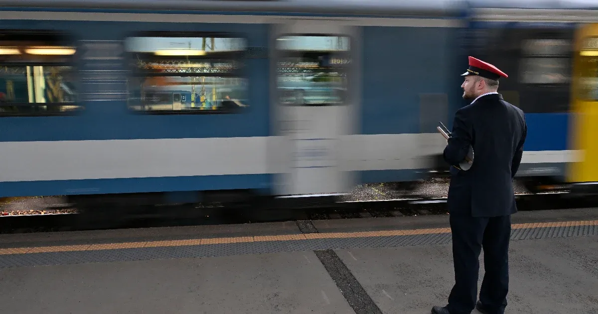 Bicskénél megállt a vonat, több mint egy óra után érkezett meg az új mozdonyvezető