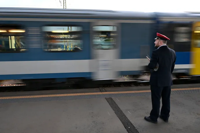 Bicskénél megállt a vonat, több mint egy óra után érkezett meg az új mozdonyvezető