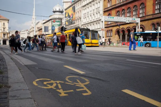 Lelépett a Blahán a pirosnál a zebrára, elütötte egy 90-nel száguldó motoros, a gyalogos kaphat egy év fogházat