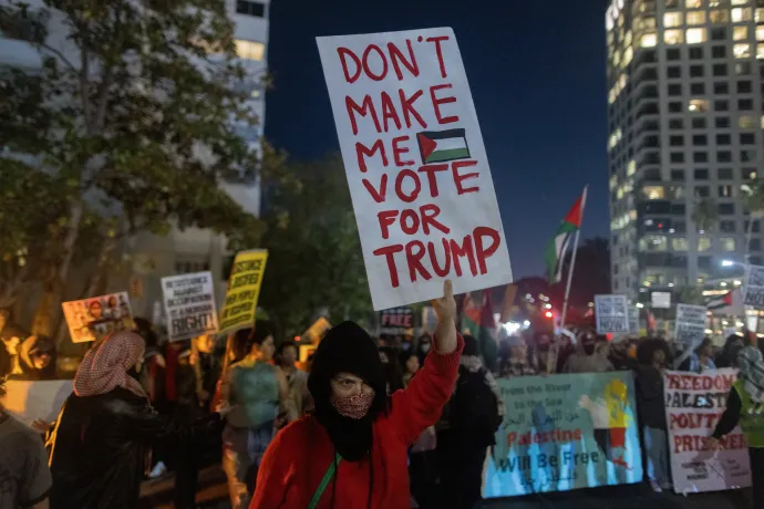 Ne kényszeríts, hogy Trumpra szavazzak – áll egy tüntető tábláján egy palesztinpárti tüntetésen Los Angelesben 2023 decemberében – Fotó: David McNew / Getty Images