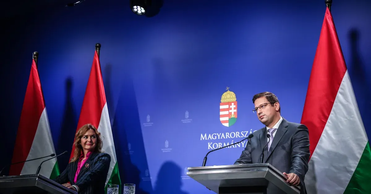 Gulyás Gergely: Nincs jele annak, hogy Orbán Viktor ne lenne elégedett Lázár Jánossal