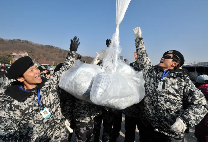 Volt észak-koreai disszidensek léggömböt eresztenek el Észak-Korea-ellenes röplapokkal és pendrive-okkal a Szöultól északra fekvő Paju határváros egyik parkjában 2014. január 15-én – Fotó: Jung Yeon-je / AFP