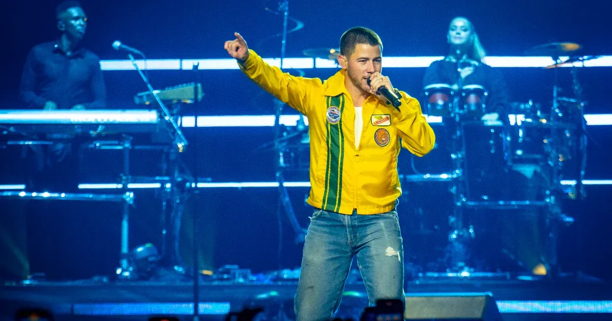Nick Jonas lerohant a színpadról Prágában, miután a nézőtérről lézerrel világítottak rá