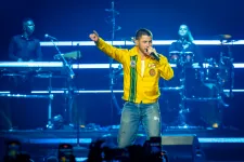 Nick Jonas lerohant a színpadról Prágában, miután a nézőtérről lézerrel világítottak rá