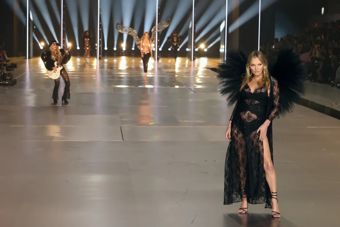 Az 50 éves Kate Moss-szal tért vissza a Victoria’s Secret híres-hírhedt bemutatója