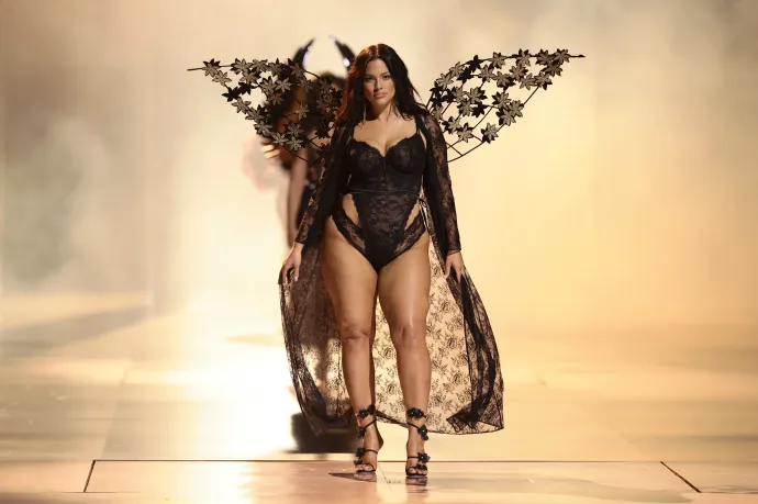 Ashley Graham plus size modell a Victoria’s Secret bemutatóján – Fotó: Dimitrios Kambouris / Getty Images