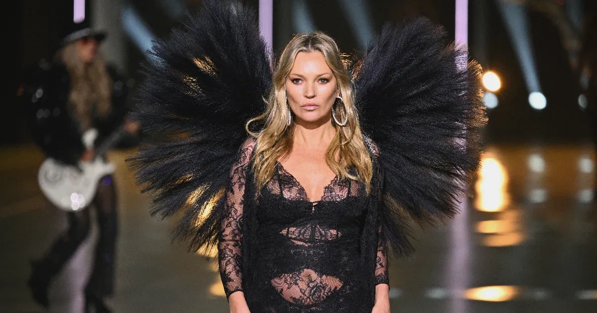 Az 50 éves Kate Moss-szal tért vissza a Victoria’s Secret híres-hírhedt bemutatója