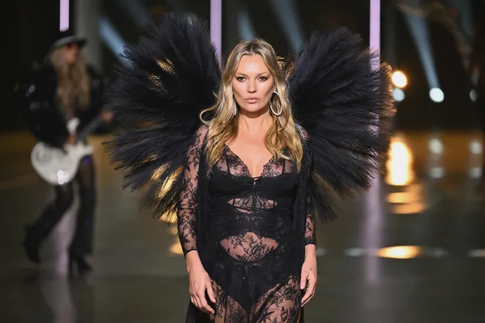 Az 50 éves Kate Moss-szal tért vissza a Victoria’s Secret híres-hírhedt bemutatója