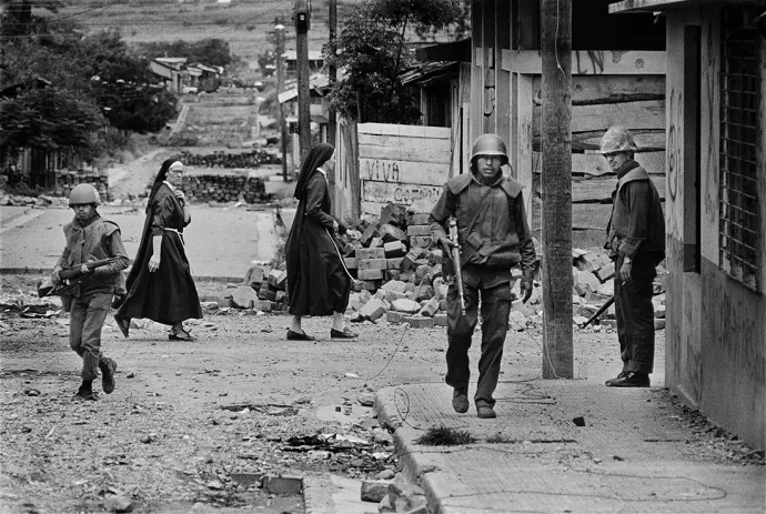 Koen Wessing, Nicaragua, járőrök az utcán, 1979 – Forrás: Kijárat Kiadó