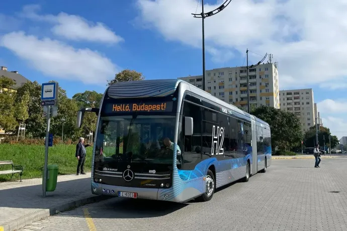 A hidrogénmeghajtású Mercedes-Benz eCitaro Fuel Cell csuklós busz a BKV bemutatóján, 2024. október 7-én – Fotó: Tenczer Gábor / Telex