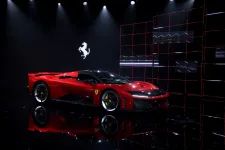 A Ferrari új csúcsmodellje több mint 1,4 milliárd forintba kerül, de versenytechnikát ígér közúti használatra