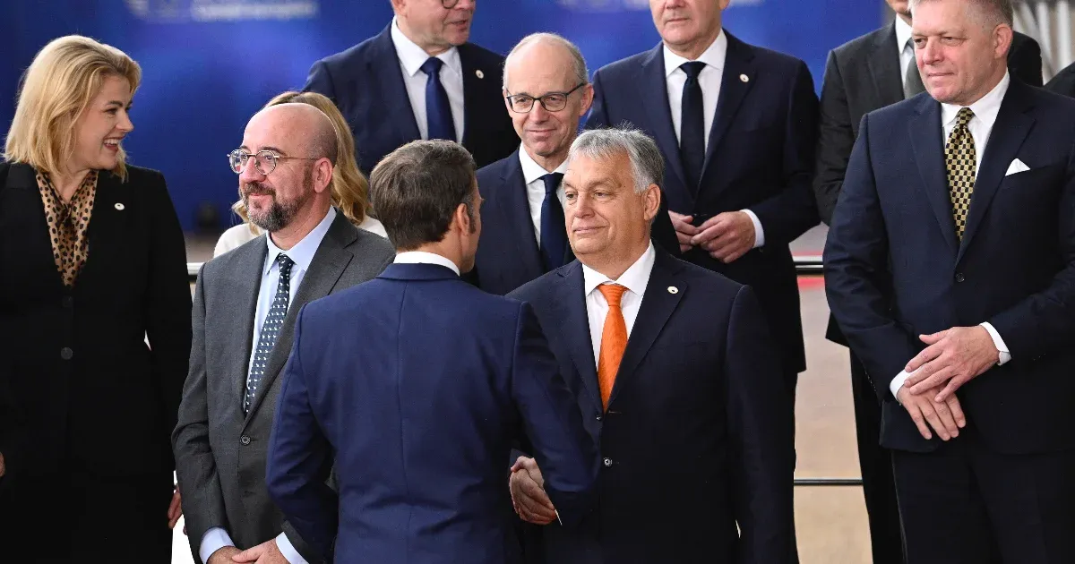Magányosan vonult „csatába” Orbán a brüsszeli csúcs fotózásán