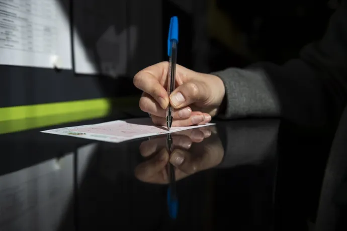 Lottószelvényt tölt ki egy nő a Szerencsejáték Zrt. Csalogány utcai lottózójában, Budapesten, 2019. március 22-én. Akkor minden idők addigi harmadik legnagyobb nyereménye, 3,414 milliárd forint volt a tét az Ötöslottón, most több mint hatmilliárd forint – Fotó: Mónus Márton / MTI