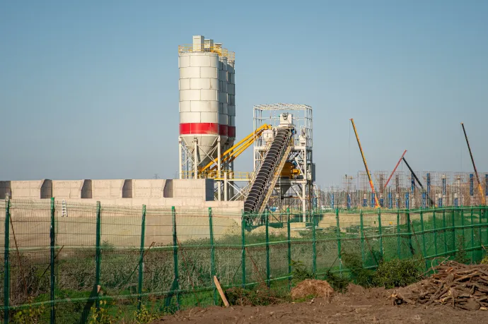 Fent a mobil betonkeverő-telep, lent a munkások konténerszállása – Fotó: Szűcs Dániel / Szegeder / Telex