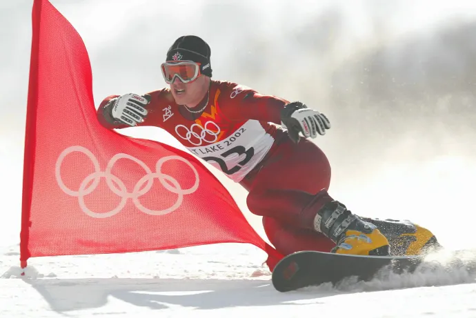 A kanadai Ryan Wedding versenyez a férfi parallel giant slalom selejtezőjében a Salt Lake City-i téli olimpián 2002. február 14-én – Fotó: Adam Pretty / Getty Images