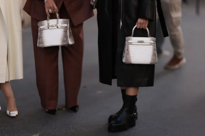 Az Hermès Birkin Himalaya táskája a párizsi divathéten – Fotó: Jeremy Moeller / Getty Images