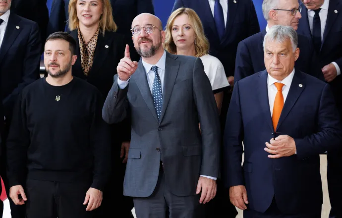 Volodimir Zelenszkij ukrán elnök, Charles Michel, az Európai Tanács elnöke, és Orbán Viktor magyar miniszterelnök az EU-csúcstalálkozó előtti csoportfotóhoz pózolnak Brüsszelben 2024. október 17-én – Fotó: Benoit Doppagne / Belga / AFP