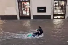 Folyóvá változott utcák, elsodort járművek és iskolabezárás a Szicíliára zúduló eső miatt