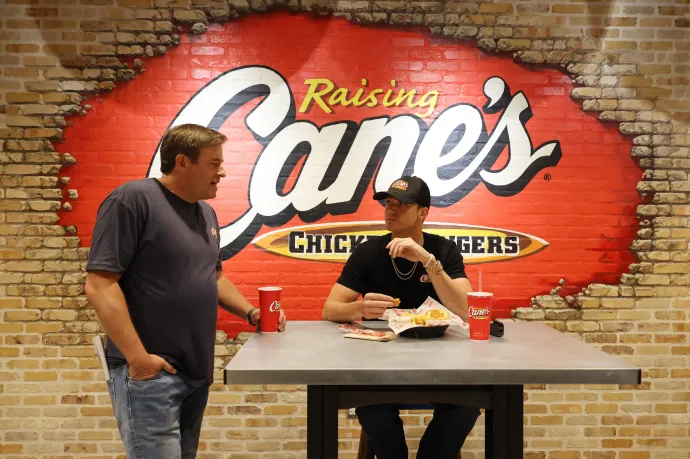 Todd Graves és Parker McCollum countryzenész egy dallasi Raising Cane's étteremben – Fotó: Rick Kern / 2024 Getty Images