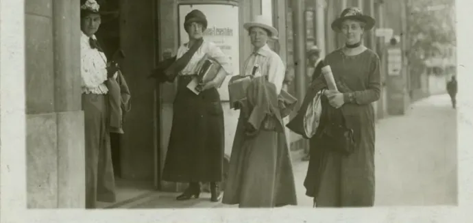 A kongresszuson résztvevő budapesti küldöttek egy vendéglő előtt – Fotó: New York Public Library