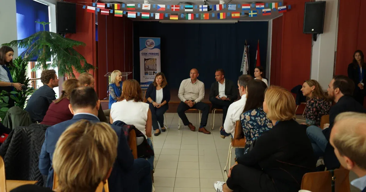 Egy budai gimnáziumba vitték el az uniós delegációt, hogy a kormány bemutassa nekik a magyar közoktatás mindennapjait