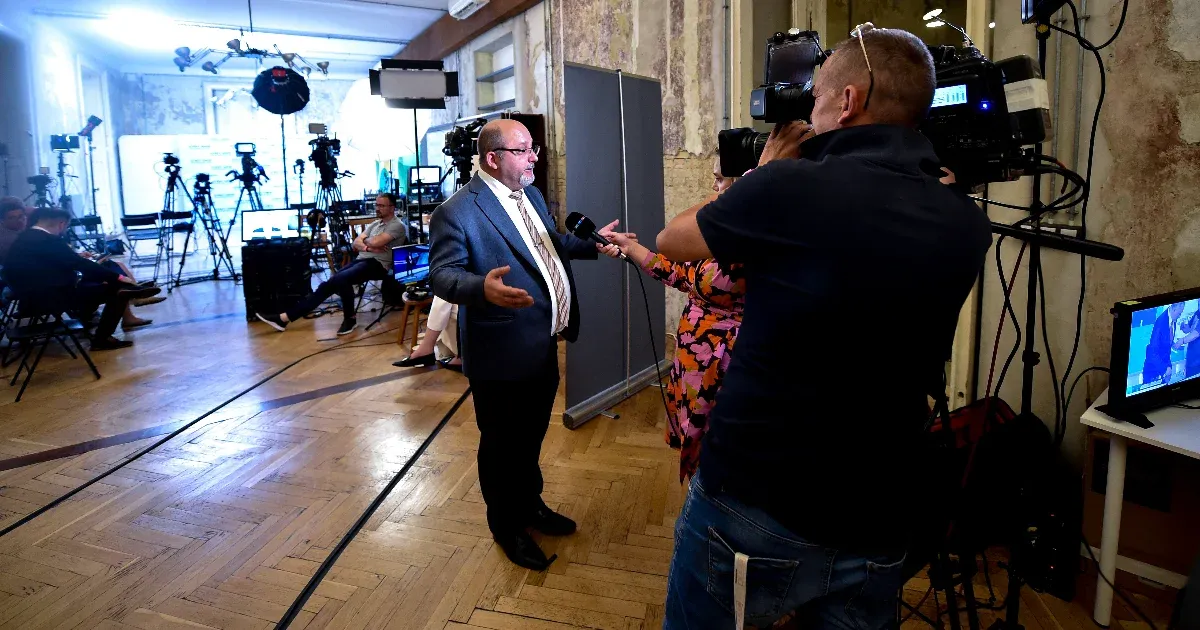 Megszűnik az LMP frakciója, miután Csárdi Antal hivatalosan is kilép