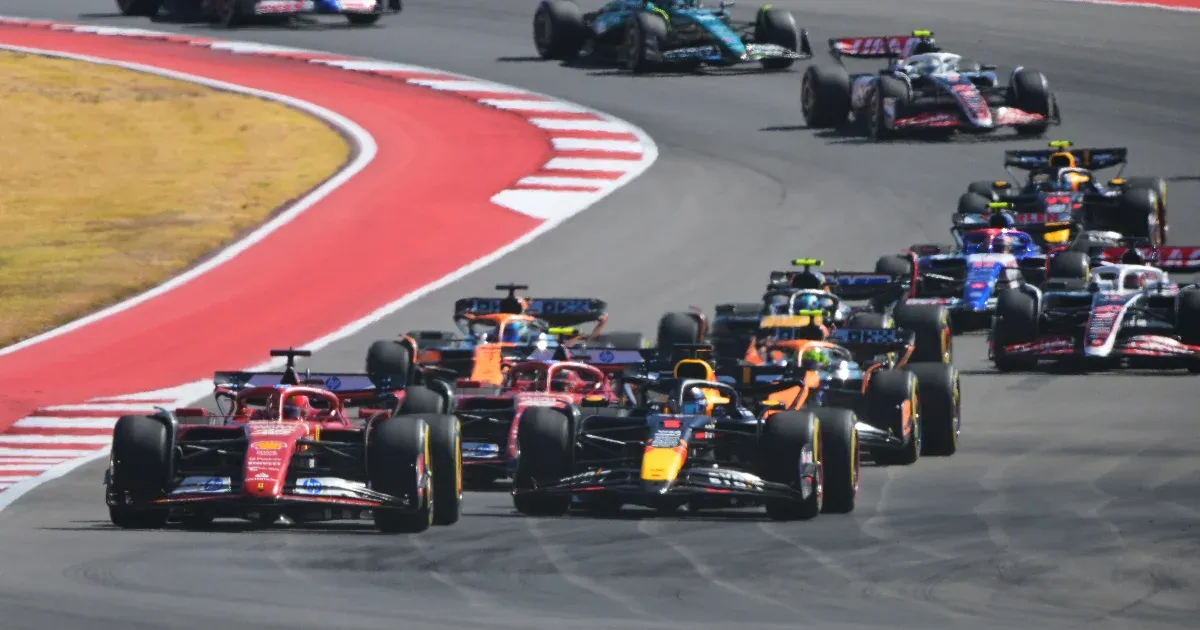 Leclerc álomrajttal nyert Amerikában, Verstappen egy büntetéssel verte vissza Norris rohamát