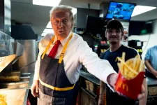 Donald Trump a kampányhajrában beállt krumplit sütni a McDonald'sba