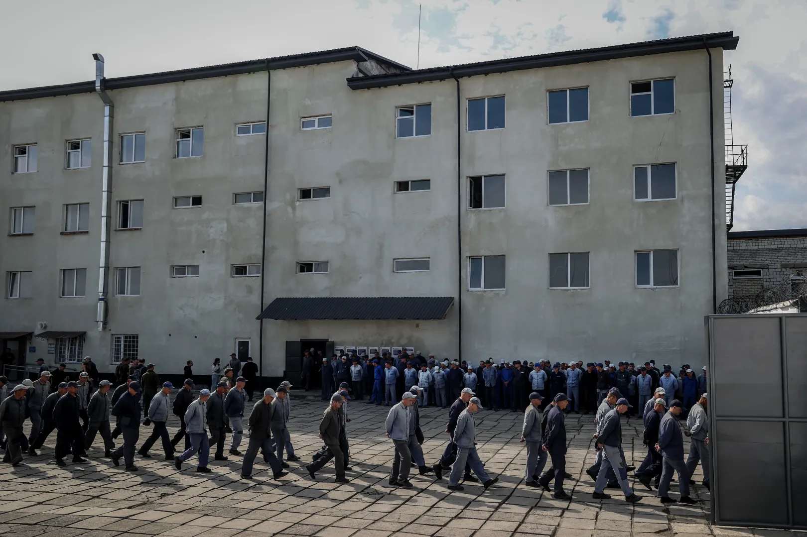 Walking to lunch – Photo: István Huszti / Telex