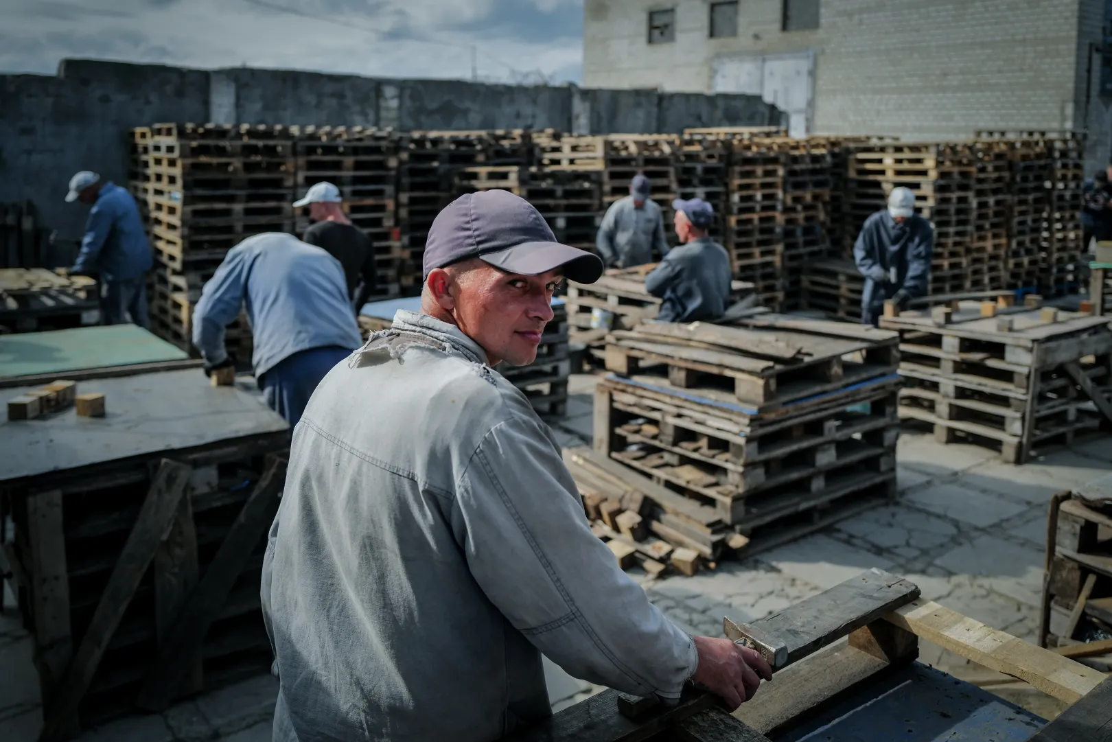 Taking pallets apart in the yard – Photo: István Huszti / Telex