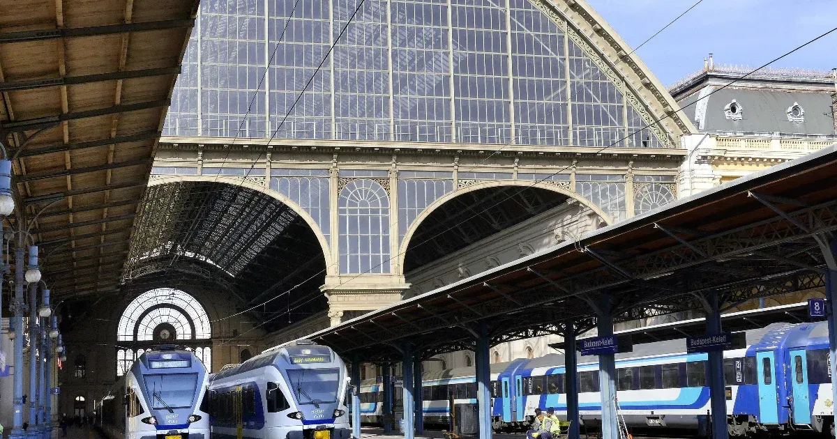 Fokozatosan helyreáll a vonatforgalom a Keletiben a hétfői kisiklás után