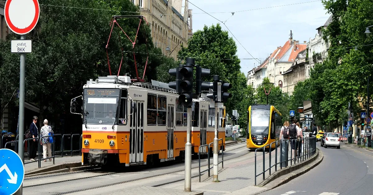 Egy utas megvarrta az elszakadt ülést a 17-es villamoson
