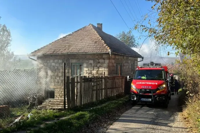 Egy nő meghalt, egy másik pedig megsérült egy mérai lakástűzben