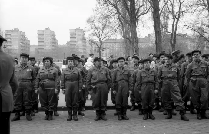 A Hruscsov vezette szovjet párt- és kormányküldöttségre várakozó munkásőrök az pártház védelmében elesettek emléktáblájának koszorúzásakor 1958. április 4-én – Fotó: Berkó Pál / Fortepan