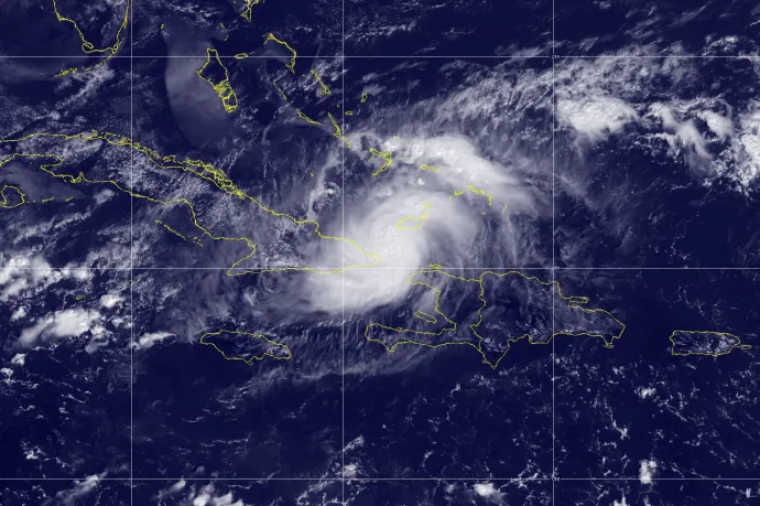 Az amerikai Nemzeti Óceán- és Légkörkutató Hivatal műholdképén az érkező Oscar hurrikán – Fotó: NOAA / AFP