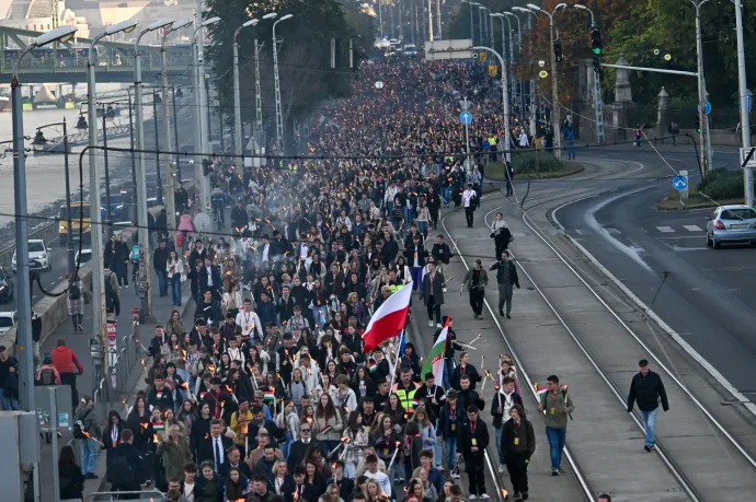 Fáklyás emlékmenet vonult Műegyetemtől a Bem térre 2024. október 22-én – Fotó: Illyés Tibor / MTI