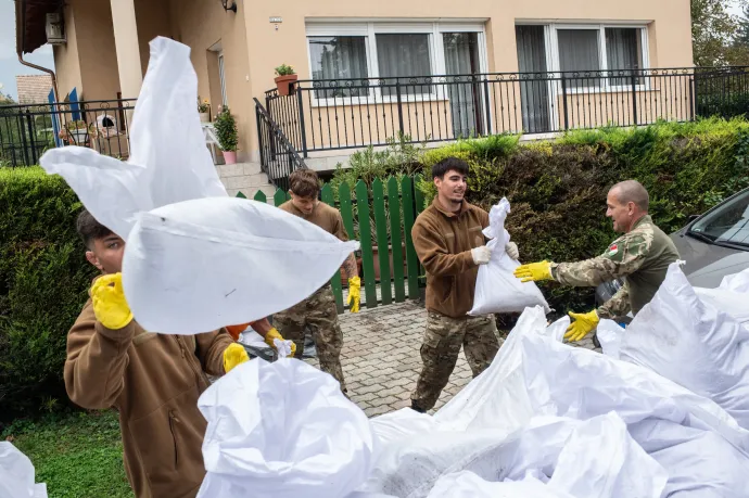 Egyszeri 200 ezer forintos jutalmat kapnak az árvízi védekezésben részt vevők