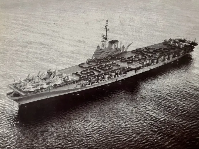 Magyar nyelven üzent a USS Coral Sea legénysége 1956–57 fordulóján – Fortepan / Béla I. Barabás