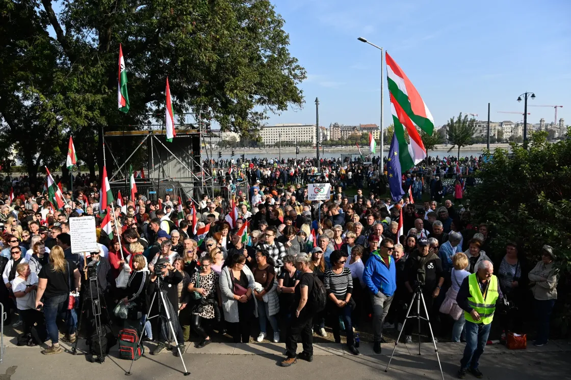 Magyar Péter szavalt, a tömeg elindult a Bem térről a Széna térre