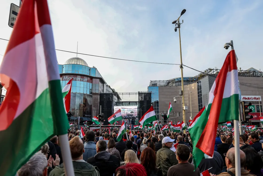 Magyar Péter mond beszédet a Széna téren