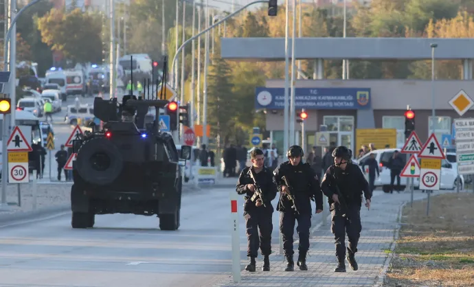 A török TUSAS légiközlekedési vállalat székhelyének bejárata a támadás után. Fotó: Stringer (Reuters)