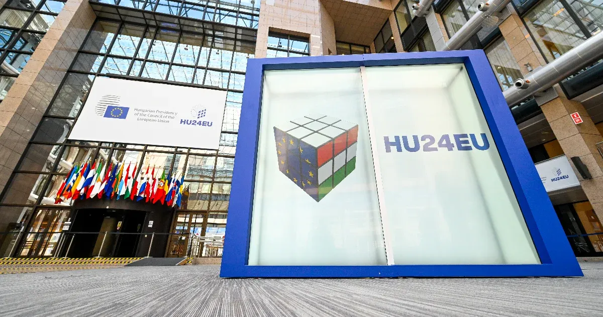 Magyar elnökséggel, magyar és máltai tartózkodással az EU Tanácsa megszavazta a 35 milliárd eurós ukrán hitelt